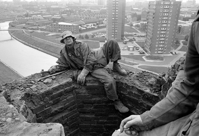 Peter Tatham, steeplejack. Salford City incinerator chimney. September 1976