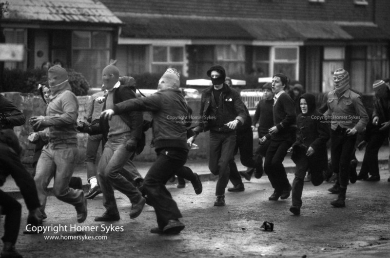 RIOTS BELFAST 1980S THE TROUBLES HOODS THROW PETROL BOMBS UK
